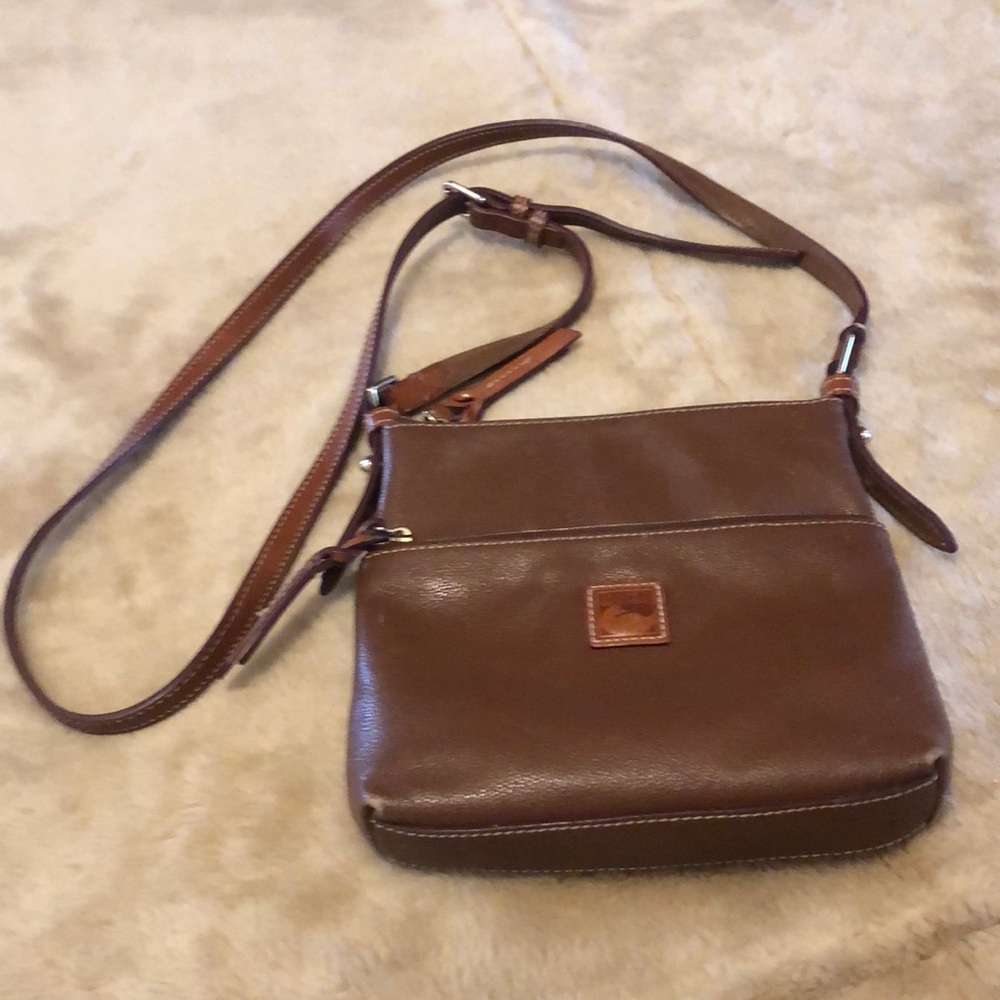 Dooney Bourke leather purse p2930